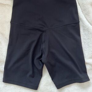 Black High-Waisted Bike Shorts Seamless 6” Size 4